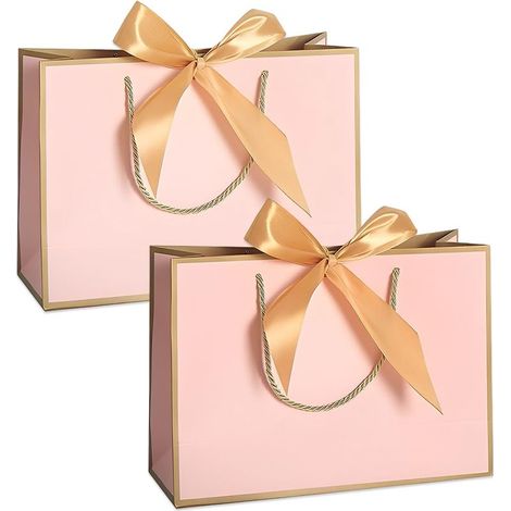 Un lot de deux sacs cadeaux en papier avec poignées est parfait à offrir aux femmes. (1/5)