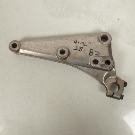 [PRODUIT D'OCCASION] Platine de repose pied pilote droit origine pour moto Honda 125 (1/2)
