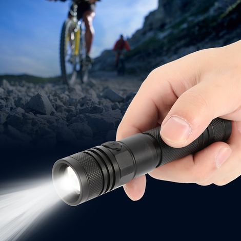 Lampe torche LED portable en aluminium étanche avec fonction de chargement USB pour une utilisation en extérieur - très lumineuse et idéale pour les situations d'urgence (1/5)