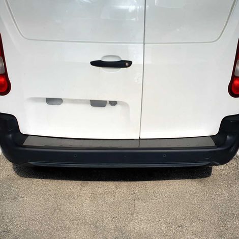 Protection Seuil de Pare-Chocs Arriére Compatible avec Peugeot Rifter / Citroen Berlingo 2019-2026 INOX Fonce (1/5)
