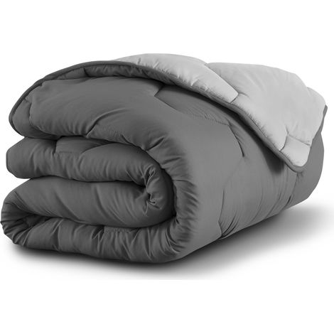 Idmarket – Couette bicolore 140x200 cm gris clair et gris – Garnissage 300 gr/m² – Tissu microfibres 75 gr/m² – Lavable en machine à 40° - GRIS 300 GR (1/4)