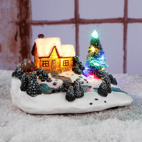 LED Weihnachtsstadt Szene - 18 cm - Haus mit Tannen mit 6 bunten LED beleuchtet