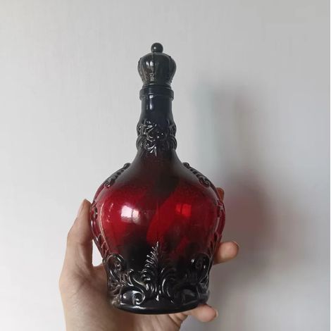 Carafe en verre gothique à motif de château et de chauve-souris, couvercle en forme de couronne, idéale pour le whisky, le vin et la décoration de bar. (1/5)