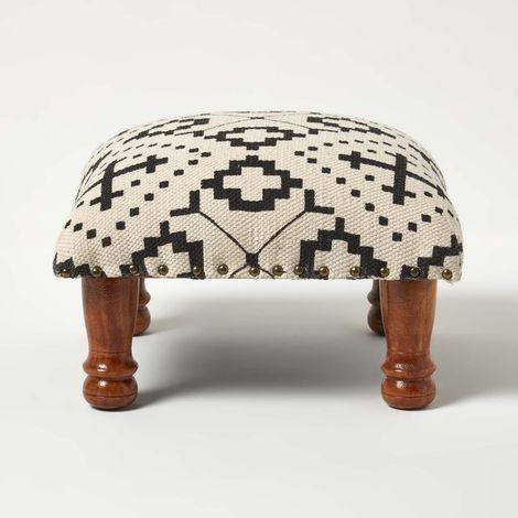 HOMESCAPES Polsterhocker Reva schwarz-creme mit Holzbeinen, 40 x 40 x 25 cm
