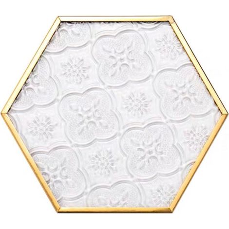 Dessous de verre de style nordique avec motif en relief, cadre métallique moderne, isolation thermique et surface antidérapante pour tasses à café.