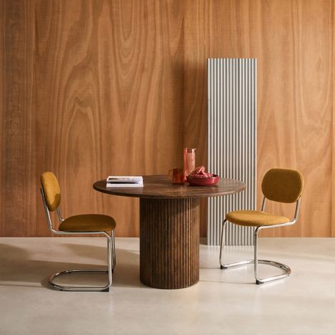 Sweeek – Table à manger ronde 4 places en bois d'hévéa et placage chêne – Ø 115 cm – Hauteur 73 cm – Pied central effet bois rainuré