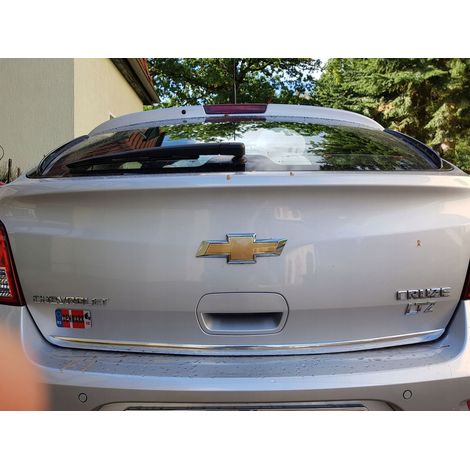 Chevrolet Cruze Hatchback - striscia cromata sul portellone (1/5)