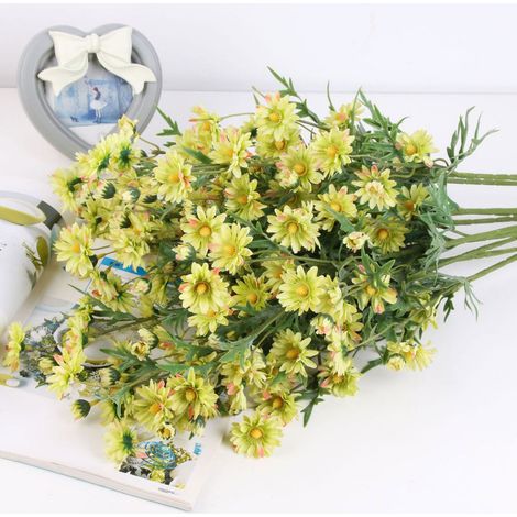 Accessoires de photographie : clous de girofle artificiels, chrysanthèmes, petites marguerites, décoration de salle de mariage avec des personnes et des fleurs artificielles. (1/5)