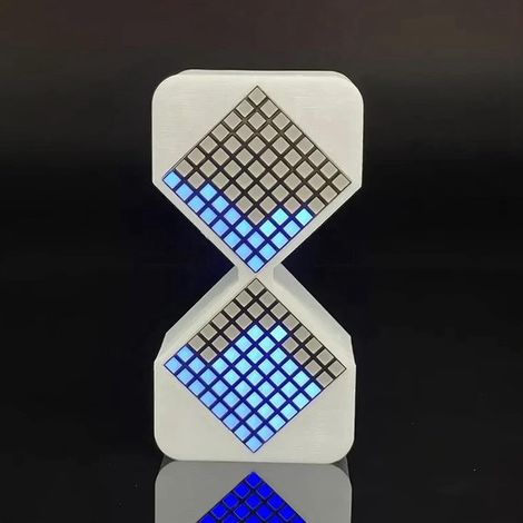 Nur in einer Farbe erhältlich: Rot. Material: Kunststoff + elektronischer Timer, LED-Beleuchtung, 3D-Druck, Sand.