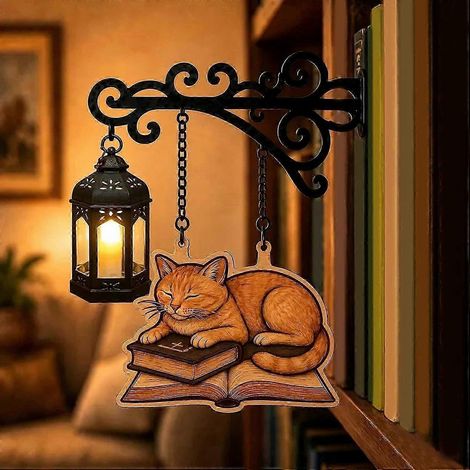 Lampe de bibliothèque chat, éclairage LED d'ambiance vintage chaleureux, support en métal orné + suspension chat endormi en bois et lanterne à piles pour bureau ou salon. (1/5)