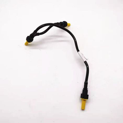 Le 1525HX est un té en plastique destiné à raccorder les conduites de carburant des Peugeot 408, Citroën C4, Sega et C5. (1/4)