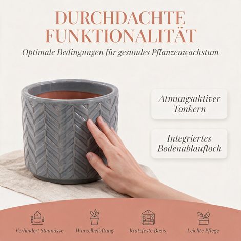 Mini pot céramique artisanal individuel Ø20 cm, gris cendre brillant, relief chevrons, terre cuite respirante, drainage intégré, pour mini succulentes et herbes de bureau. (1/5)
