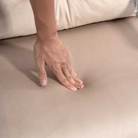 Canapé-lit / Fauteuil inclinable avec fonction couchage — Lit d'appoint, texture velours, inclut un coussin décoratif, dossier réglable — Beige — Idéal pour le salon (1/4)