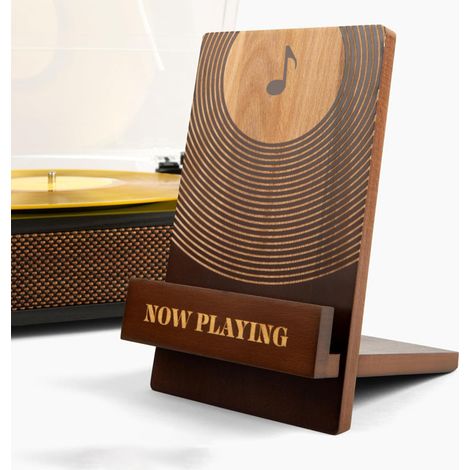 Klassischer hölzerner Plattenspieler, der gerade Vinylplatten abspielt.