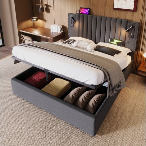 Letto imbottito vintage 140x200 cm grigio in cotone, testiera regolabile con borchie, luce lettura, USB/Type-C e vano contenitore (1/5)