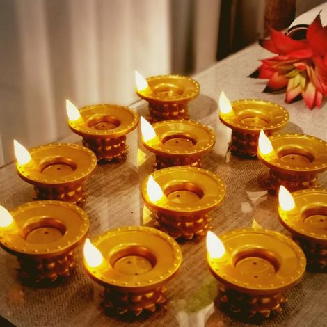 Irovami Lot de 12 lampes LED dorées étanches sans flamme, en forme de lotus, pour décorations de puja, centres de table, temple indien, cadeau de pendaison de crémaillère. (1/5)
