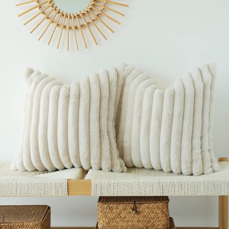 Lot de 2 Housses de Coussin décoratives en Fausse Fourrure pour canapé et taies d'oreiller Douces Beige 45,7 x 45,7 cm (1/5)