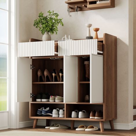 Armoire à chaussures avec 3 portes et 2 compartiments. Conçue pour ranger des chaussures. L’armoire est dotée de pieds en bois.Les dimensions sont : 90x35x100 cm.