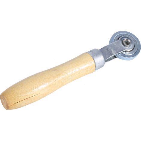 Reifenreparaturset mit Rolle und Lager, inklusive Holzgriff, Flicken und Nähnadel. (1/5)