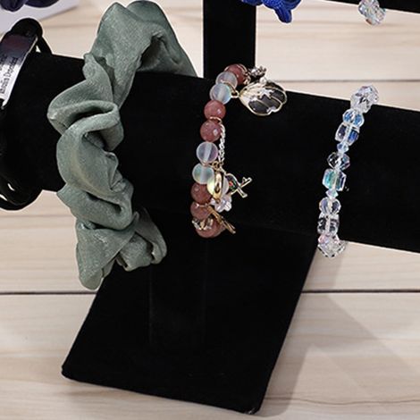 Présentoir à bijoux simple et tendance pour bracelets et chouchous, idéal pour la maison ou une bijouterie. Vitrine noire à double rangée.