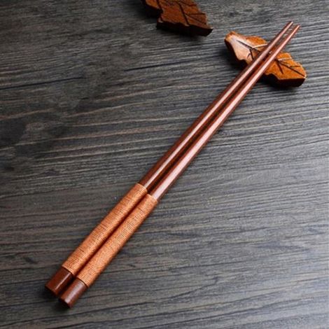 Baguettes japonaises artisanales en bois de châtaignier - Paire de baguettes (1/5)