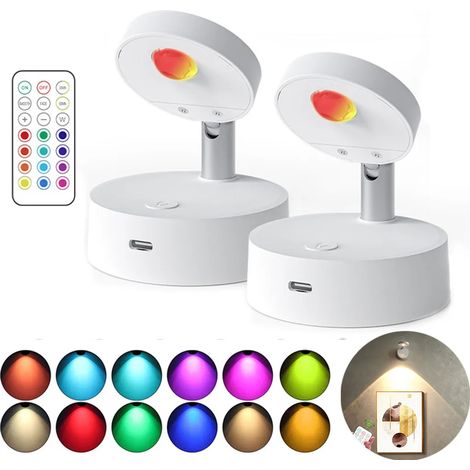 Zwei RGB-Wandleuchten, ein weißer Strahler, eine wiederaufladbare LED-Wandleuchte, ein Deckenstrahler mit Timer, Schalter und Fernbedienung sowie eine dimmbare Wandleuchte.
