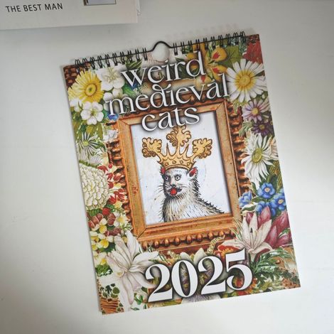 Calendrier 2025 avec des chats médiévaux insolites - Calendrier mural de 12 mois - À accrocher au bureau ou à la maison - Cadeau - Papier couché - 28 x 22 cm (1 pièce) (1/5)