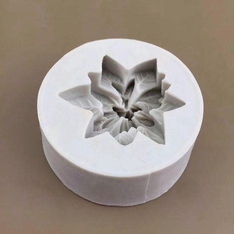 Moule à savon 3D fait main en forme de petite marguerite, idéal pour la cuisine et la pâtisserie. (1/4)