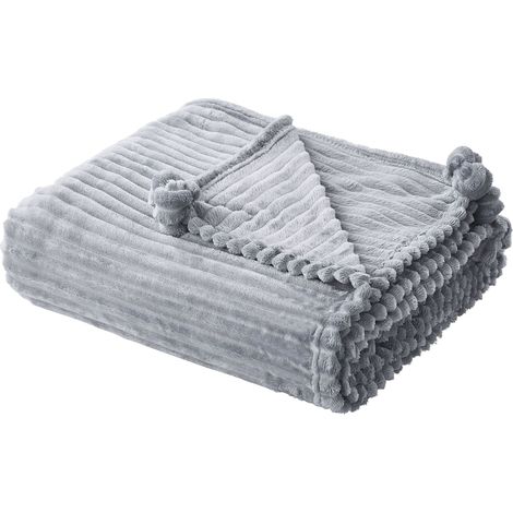Plaid Douillet Décoratif Couvre Lit Gris 150x200 cm Idéal pour Habiller Fauteuil ou Canapé et pour Tout Intérieur Moderne et Scandinave Beliani