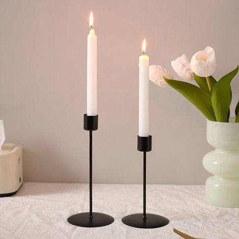 Deux chandeliers en métal noir pour bougies coniques, chandeliers de table romantiques, parfaits pour les fêtes et la décoration intérieure. (1/5)