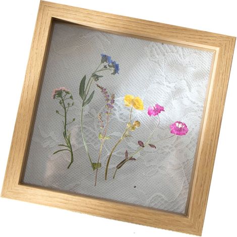 Cadre en bois avec vitrine, orné de fleurs et de feuilles séchées, idéal pour une photo de mariage ou une décoration de bureau. (1/5)
