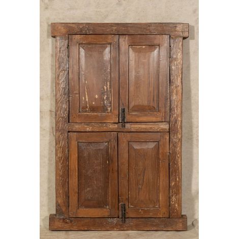 Fenster aus massivem Holz und Eisen mit Rahmen Fenster mit Gitter Innen und außen im mittelalterlichen antiken Stil Alte Holztür
