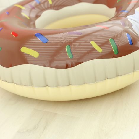 Zwei aufblasbare, donut-förmige Schwimmkörper in Erwachsenengröße aus dickem PVC, 120 cm lang. (1/4)