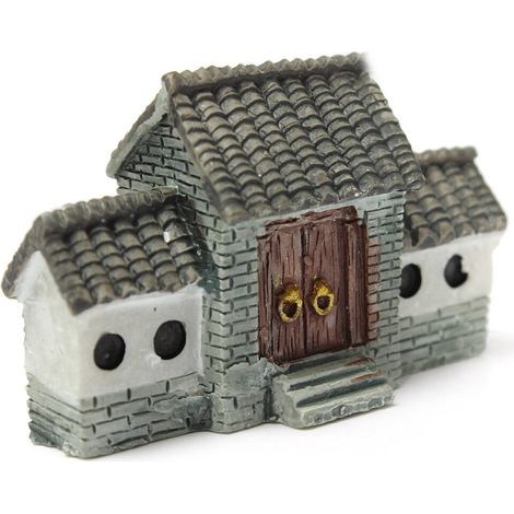Ein altes graues chinesisches Stadttor, ein Miniaturornament mit einer Topfpflanze, die ein Miniaturdorf darstellt.