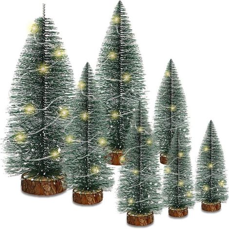 GARRYFIZH Ensemble de 7 décorations de Noël, mini figurines de sapin en sisal et en pin avec lumières et socle en bois, idéal pour les fêtes et la décoration intérieure.