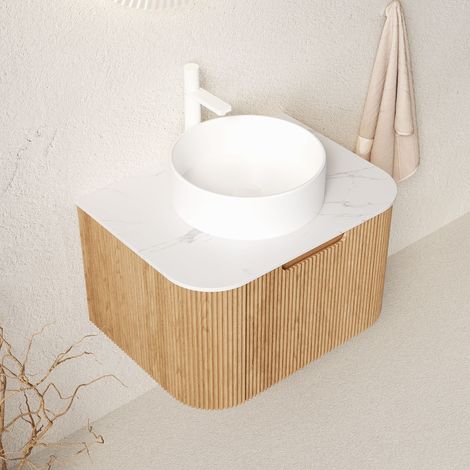 Meuble vasque suspendu de 61 cm, vasque en céramique blanche, plan de travail blanc Carrara, caisson en contreplaqué rayé aux bords arrondis avec tiroir, pré-assemblé, aspect bois naturel.