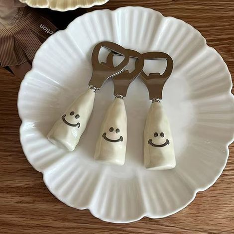 Abrebotellas para autocaravana (con caja para recoger tapones): un abrelatas fácil de guardar que es un regalo estupendo para hombres, maridos o padres. (1/4)