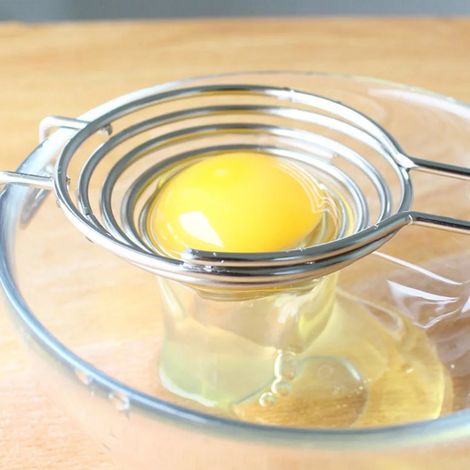 Separador de claras de huevo en espiral de acero inoxidable, separador de yemas de huevo con mango largo, herramienta de cocina plateada (1/5)