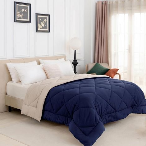 Couette Simple sans Housse de Couette 10,5 tog - 135 x 200 cm - Réversible avec Pattes d'angle, Lavable en Machine - pour Toutes Les Saisons - Bleu Marine et Beige (1/5)