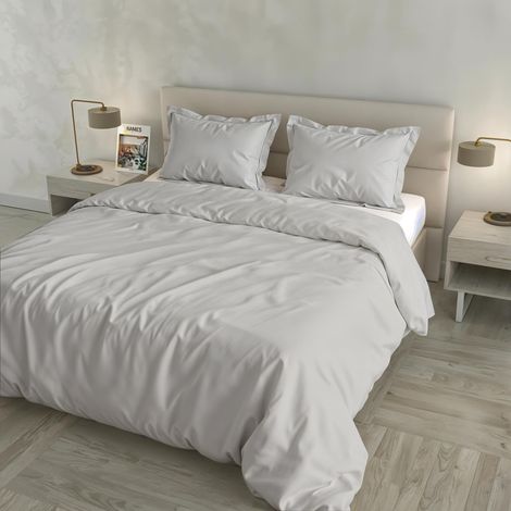 Parure de Housse de Couette en Satin de Coton 100%, fabriquée en Italie – Housse 255×200 cm avec Double Rabat de 50 cm, 2 taies d’Oreiller 52×82 cm avec 4 Volants, uni – Gris Clair (1/5)