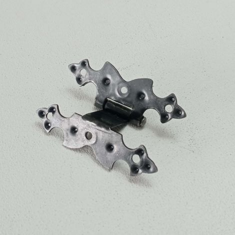 Cerniera da 67x38mm ali zancate stile ferro battuto verniciata fumè