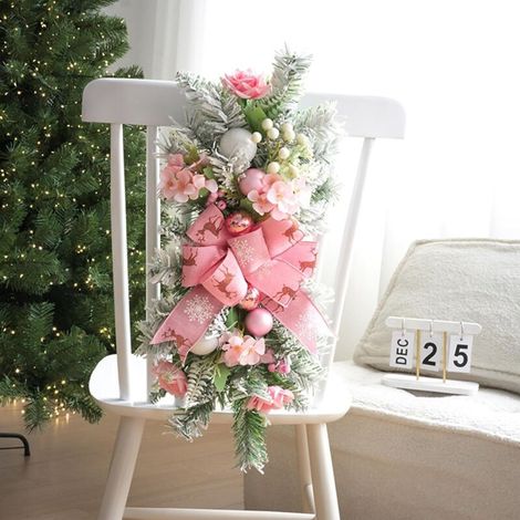 Une couronne de Noël en forme de larme de 22 pouces, ornée d'un nœud rose et de boules de Noël. (1/4)