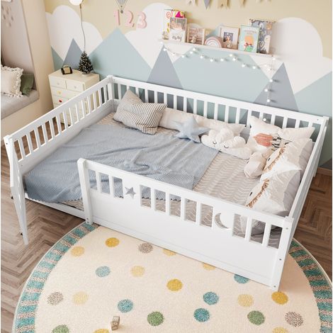Letto per bambini in pino e compensato bianco, 140x190 cm, con sponde di sicurezza, senza rete a doghe. (1/5)