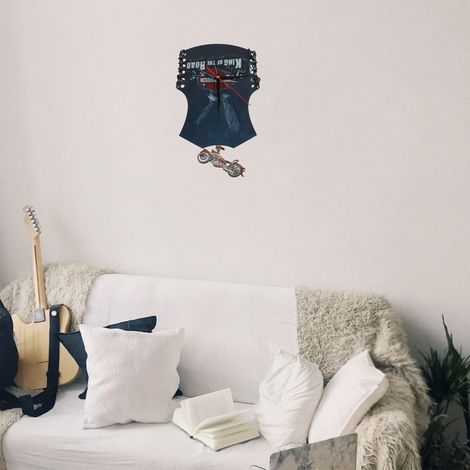 Wanduhr mit Bikerwesten-Motiv, hängende Fensterdekoration, handgefertigtes Wohnaccessoire (Bikerweste). (1/5)