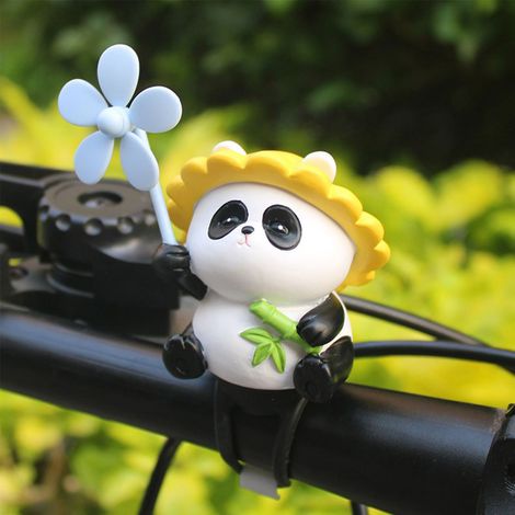 Adorable décoration pour voiture ou moto, ornée d'un panda, d'une éolienne et d'une libellule en bambou. Un cadeau idéal pour votre meilleur ami. Autocollant panda et éolienne en bambou pour voiture. (1/2)