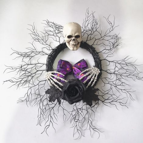 Halloween-Kranz mit Darstellung eines Skeletts, eines Geistes sowie Pfeil und Bogen (1/3)