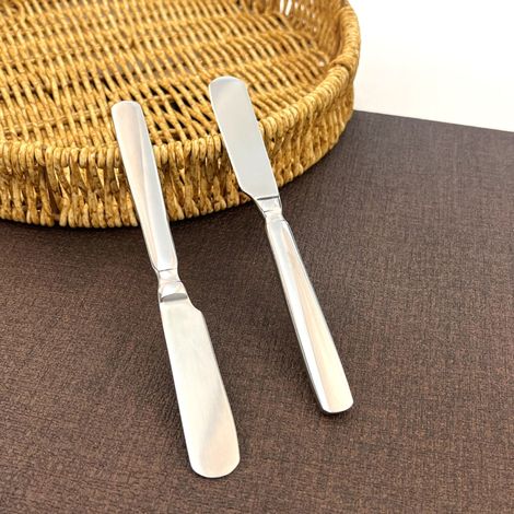 2 cuchillos de acero inoxidable para mantequilla, espátula para untar, cuchillo para mermelada, cuchillo para postre, raspador de crema y queso.