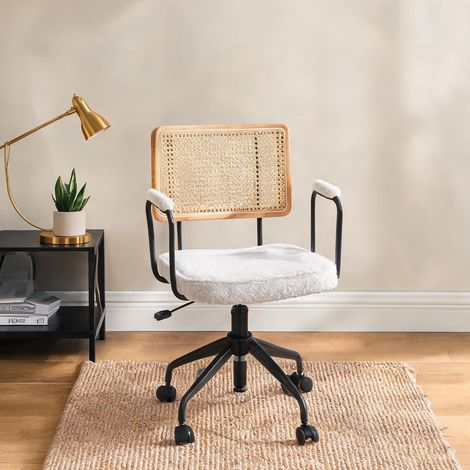 Fauteuil de bureau vintage en rotin et bois avec roulettes ivory (1/5)