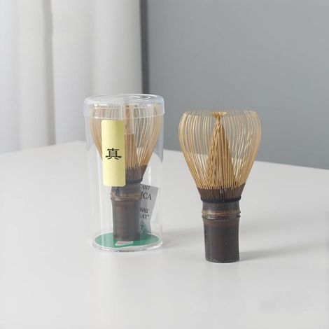 Outil traditionnel en bambou marron pour la cérémonie du thé japonaise, idéal pour mélanger le matcha. (1/5)