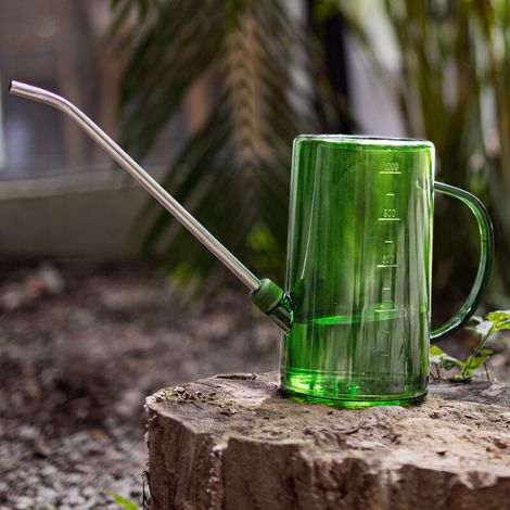 Bidon en plastique d'un litre pour l'arrosage des fleurs et des jardins, avec un bec verseur étroit, pour une utilisation dans le jardinage domestique, l'entretien et les travaux extérieurs.-AquaForge (1/4)